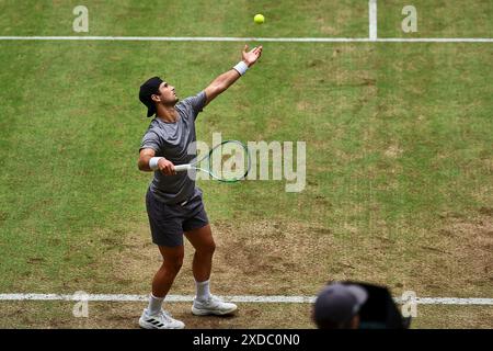 Halle Westf, Westfalen, Deutschland. Juni 2024. Marcos Giron (USA) diente während der 31. TERRA WORTMANN OPEN, ATP500 - Herren Tennis (Bild: © Mathias Schulz/ZUMA Press Wire) NUR REDAKTIONELLE VERWENDUNG! Nicht für kommerzielle ZWECKE! Stockfoto