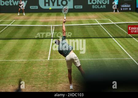 Halle Westf, Westfalen, Deutschland. Juni 2024. Hubert Hurkacz (POL) diente während der 31. TERRA WORTMANN OPEN, ATP500 - Herren Tennis (Bild: © Mathias Schulz/ZUMA Press Wire) NUR REDAKTIONELLE VERWENDUNG! Nicht für kommerzielle ZWECKE! Stockfoto