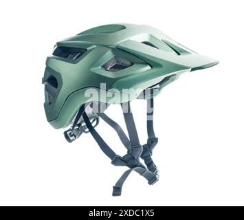 Grüner Mountainbike-Helm mit verstellbaren Riemen, isoliert auf weißem Hintergrund. Stockfoto