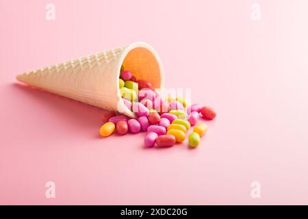 Bunte harte Minzbonbons in Eisbecher auf rosa Hintergrund. Stockfoto