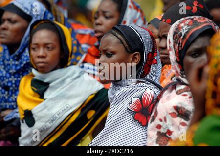 Afrika Tansania Sansibar Frauen in bunten traditionellen Kleidungsstücken beim Makunduchi Festival Stockfoto