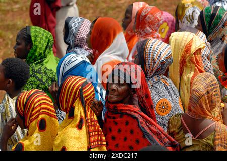 Afrika Tansania Sansibar Frauen in bunten traditionellen Kleidungsstücken beim Makunduchi Festival Stockfoto