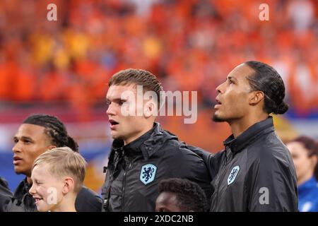 Leipzig, Deutschland. Juni 2024. LEIPZIG, DEUTSCHLAND - 21. JUNI: Nathan Ake aus den Niederlanden, Bart Verbruggen aus den Niederlanden und Virgil van Dijk aus den Niederlanden vor dem Spiel der Gruppe D - UEFA EURO 2024 zwischen den Niederlanden und Frankreich in der Red Bull Arena am 21. Juni 2024 in Leipzig. (Foto: Peter Lous/BSR Agency) Credit: BSR Agency/Alamy Live News Stockfoto