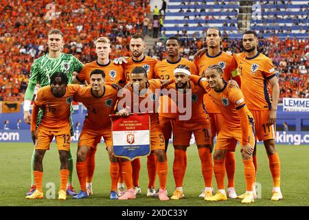 LEIPZIG - (oberste Reihe l-r) holländischer Torhüter Bart Verbruggen, Jerdy Schouten aus Holland, Stefan de Vrij aus Holland, Denzel Dumfries aus Holland, Virgil van Dijk aus Holland, Cody Gakpo aus Holland, Jeremie Frimpong aus Holland, Tijjani Reijnders aus Holland, Nathan Ake aus Holland, Memphis Depay aus Holland, Xavi Simons aus Holland während des Gruppenspiels der UEFA EURO 2024 zwischen den Niederlanden und Frankreich im Leipziger Stadion am 21. Juni 2024 in Leipzig. ANP MAURICE VAN STEEN Stockfoto