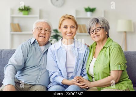 Ältere Eltern und Erwachsene Tochter Porträt zu Hause, freundlich lächelnde ältere ältere ältere Mutter, Vater Stockfoto