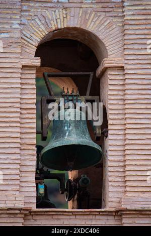 Glockenturm Detail: Kirchenkampanile aus Metall. Eine Nahaufnahme zeigt die komplizierten Metallarbeiten eines Kirchturms und zeigt die exquisite Handwerkskunst Stockfoto