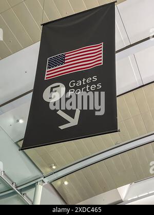 Houston, Texas, USA - 1. April 2024: Wegweiser zum Gate F in Richtung USA in einem Flughafen. Houston, Texas, USA. Stockfoto