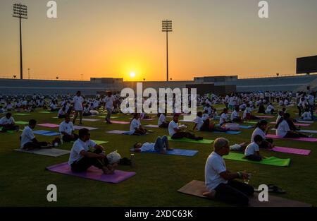 UN International Day of Yoga in Doha Menschen nehmen an der Yoga-Veranstaltung Teil, die von der indischen Botschaft in Zusammenarbeit mit dem Indian Cultural Centre und dem Indian Sports Centre im Asian Town Cricket Stadium organisiert wird, um den 10. UN International Day of Yoga am 21. Juni 2024 in Doha, Katar, zu feiern. DOHA Katar Copyright: XNOUSHADx Stockfoto