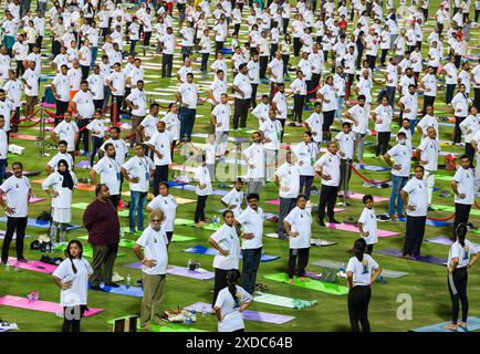 Am 21. Juni 2024 veranstaltete die indische Botschaft in Zusammenarbeit mit dem Indian Cultural Centre und dem Indian Sports Centre im Asian Town Cricket Stadion eine Yoga-Veranstaltung, die anlässlich des 10. UN International Day of Yoga in Doha, Katar, stattfindet. DOHA Katar Copyright: XNOUSHADx Stockfoto