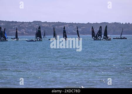 20240404 Palma de Mallorca PALMA, SPANIEN - 4. APRIL 2024 : Segel Boote an der Playa de Plama at - Palma de Mallorca am 4. April 2024 in Palma, . Palma Baleares Spanien *** 20240404 Palma de Mallorca PALMA, SPANIEN 4. APRIL 2024 Segelboote am Playa de Plama in Palma de Mallorca am 4. April 2024 in Palma, Palma Baleares Spanien Stockfoto