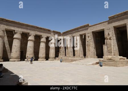 Blick auf die Südwestecke im 2. Innenhof (auch bekannt als Innenhof der Feste) im Totentempel von Ramesses III. In Medinet Habu bei Luxor, Ägypten. Stockfoto