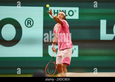 Halle Westf, Westfalen, Deutschland. Juni 2024. Zhizhen Zhang (CHN) dienen während der 31. TERRA WORTMANN OPEN, ATP500 - Herren Tennis (Bild: © Mathias Schulz/ZUMA Press Wire) NUR REDAKTIONELLE VERWENDUNG! Nicht für kommerzielle ZWECKE! Stockfoto