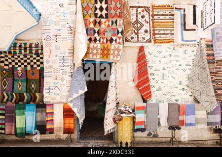 Teppiche und Textilien auf dem marokkanischen Markt, farbenfrohe handgefertigte Stoffe auf dem traditionellen Ladenbasar, lebendige Muster und Designs, authentische Reisen Stockfoto