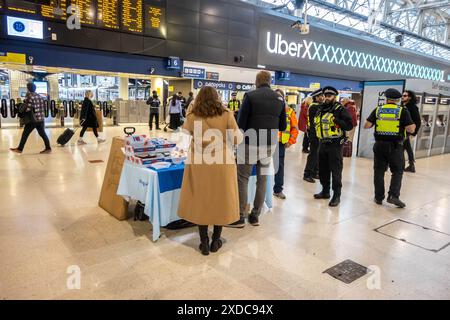 LONDON, ENGLAND - 11. November 2023: Mohnstand am Bahnhof Waterloo in London Stockfoto