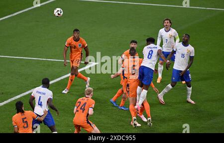 Leipzig, Deutschland. Juni 2024. Fußball: Europameisterschaft, UEFA Euro 2024, Niederlande - Frankreich, Vorrunde, Gruppe D, am zweiten Spieltag kämpfen das Stadion Leipzig, Aurelien Tchouameni (3. von links) und Stefan de Vrij aus den Niederlanden um den Ball. Robert Michael/dpa/Alamy Live News Stockfoto