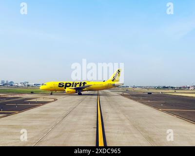 Ein Flugzeug von Spirit Airlines auf der Start- und Landebahn eines Flughafens, ein Flugzeug von Spirit, das sich auf Start oder Landung vorbereitet, auf der Start- und Landebahn bewegt Stockfoto