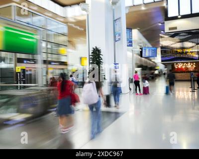 Flugreisende, die durch den Newark Liberty International Airport, EWR, Newark New Jersey, einem großen Flughafen, der die Metropolregion New York anbietet, rasen durch den Newark Liberty International Airport, EWR Stockfoto