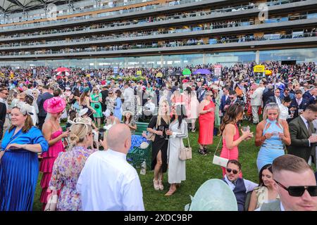 Ascot, Berkshire, Großbritannien. Juni 2024. Rennfahrer genießen ihren Nachmittag, um die Rennen zu beobachten, sitzen und stehen auf dem Rasen mit Essen und Getränken. Royal Ascot Tag 4 auf der Ascot Racecourse in Berkshire. Quelle: Imageplotter/Alamy Live News Stockfoto