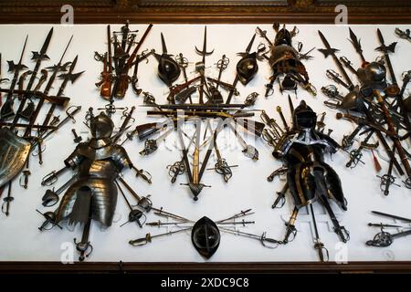 Sinaia, Rumänien - 26. August 2022: Sammlung verschiedener Waffen und Rüstungen von Rittern an der Wand im Schloss Peles. Das reiche Innere der Peles Stockfoto