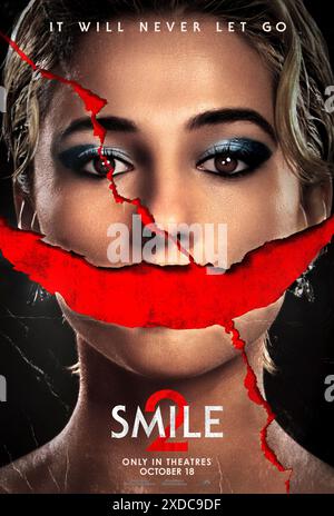 Smile 2 (2024) von Parker Finn mit Rosemarie DeWitt, Kyle Gallner und Naomi Scott. Skye Riley ist kurz vor der Welttournee und erlebt zunehmend erschreckende und unerklärliche Ereignisse. Überwältigt von dem zunehmenden Schrecken und dem Druck des Ruhms, ist Skye gezwungen, sich ihrer Vergangenheit zu stellen. US-Poster mit einem Blatt ***NUR FÜR REDAKTIONELLE ZWECKE***. Quelle: BFA / Paramount Pictures Stockfoto