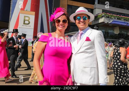 Ascot, Berkshire, Großbritannien. Juni 2024. Zwei Rennfahrer in ihren lebhaften Outfits. Royal Ascot Tag 4 auf der Ascot Racecourse in Berkshire. Quelle: Imageplotter/Alamy Live News Stockfoto