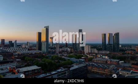 Die goldene Stunde strahlt ein warmes Licht über Manchester aus und hebt den Wolkenkratzerviertel der Great Jackson Street nahe Deansgate hervor Stockfoto