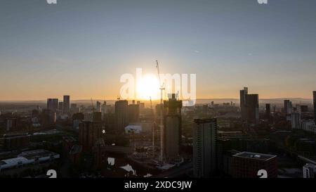 Erleben Sie das Wesen von Manchester am frühen Morgen, einschließlich Deansgate und dem Viertel Great Jackson Street, während die Sonne aufgeht und die Stadt eintaucht Stockfoto