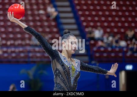 HARNASKO Alina (BLR) während der FIG Rhythmic Gymnastics World Cup, am 21. Juni 2024 im Unipol Forum, Mailand, während der Rhythmic Gymnastic World Cup 2024 - Einzelreifen und Ball, Gymnastik in Assago, Italien, 21. Juni 2024 Stockfoto