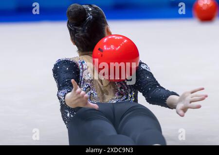 HARNASKO Alina (BLR) während der FIG Rhythmic Gymnastics World Cup, am 21. Juni 2024 im Unipol Forum, Mailand, während der Rhythmic Gymnastic World Cup 2024 - Einzelreifen und Ball, Gymnastik in Assago, Italien, 21. Juni 2024 Stockfoto