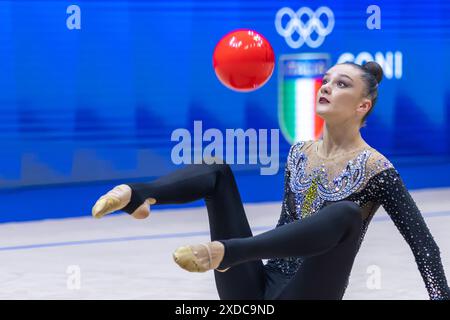 HARNASKO Alina (BLR) während der FIG Rhythmic Gymnastics World Cup, am 21. Juni 2024 im Unipol Forum, Mailand, während der Rhythmic Gymnastic World Cup 2024 - Einzelreifen und Ball, Gymnastik in Assago, Italien, 21. Juni 2024 Stockfoto