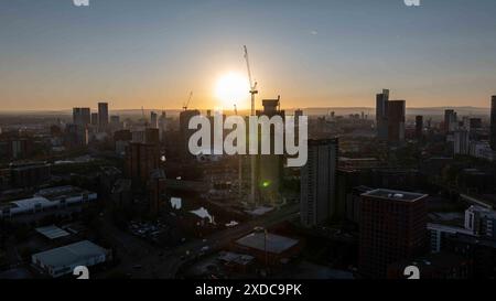 Erleben Sie das Wesen von Manchester am frühen Morgen, einschließlich Deansgate und dem Viertel Great Jackson Street, während die Sonne aufgeht und die Stadt eintaucht Stockfoto