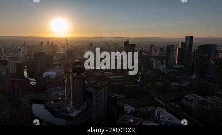 Erleben Sie das Wesen von Manchester am frühen Morgen, einschließlich Deansgate und dem Viertel Great Jackson Street, während die Sonne aufgeht und die Stadt eintaucht Stockfoto