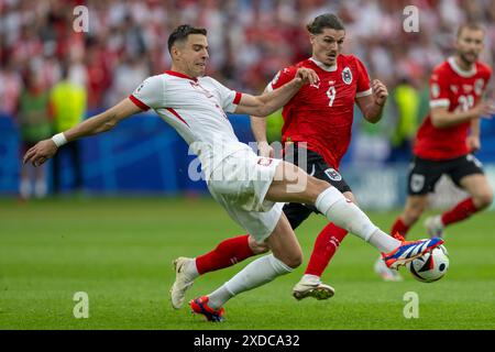 Berlin, Deutschland. Juni 2024. Jan Bednarek (Polen) und Marcel Sabitzer (Österreich) während des UEFA EURO Group D Spiels zwischen Polen und Österreich 2024 im Olympiastadion in Berlin am 21. Juni 2024 (Foto: Andrew SURMA/ Credit: SIPA USA/Alamy Live News Stockfoto