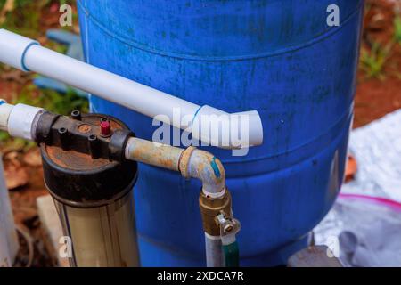 Wasserpumpe aus dem Brunnensystem in das Haus angeschlossen Stockfoto