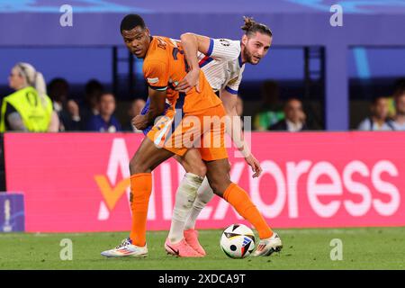 LEIPZIG, DEUTSCHLAND - 21. JUNI: Denzel Dumfries aus den Niederlanden kämpft am 21. Juni 2024 in Leipzig gegen Theo Hernandez aus Frankreich beim Spiel der Gruppe D - UEFA EURO 2024 zwischen den Niederlanden und Frankreich in der Red Bull Arena. (Foto: Peter Lous/BSR Agency) Stockfoto