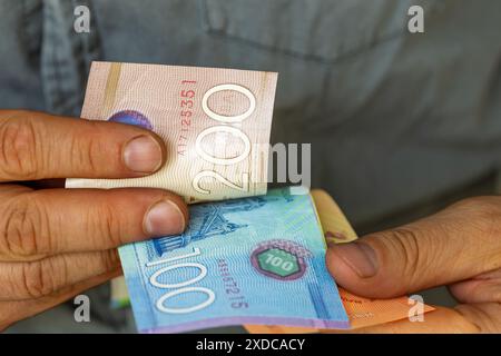 Nicaragua Money, man zählt cordobas-Banknoten, Bargeld in Hand, Finanzgeschäftskonzept, Bargeldzufluss, Einnahmen in Nicaragua, Haushaltsbudget, Close Stockfoto