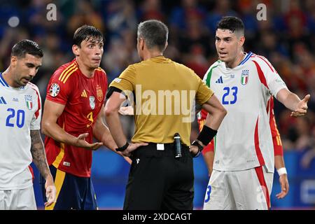 Robin Le Normand (3) aus Spanien und Alessandro Bastoni (23) aus Italien reagieren auf Schiedsrichter Slavko Vincic während eines Fußballspiels zwischen den spanischen und italienischen Nationalmannschaften am zweiten Spieltag in der Gruppe B in der Gruppenphase des UEFA Euro 2024 - Turniers . am Freitag den 20 . Juni 2024 in Gelsenkirchen , Deutschland . FOTO SPORTPIX | David Catry Stockfoto