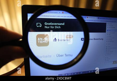 Auf einem Laptop wurde die Website des Online-Marktplatzes Temu abgerufen. Osdorf Hamburg *** die Website des Online-Marktplatzes Temu wurde über einen Laptop Osdorf Hamburg aufgerufen Stockfoto
