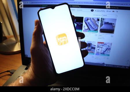 Auf einem Laptop wurde die Website des Online-Marktplatzes Temu abgerufen. Osdorf Hamburg *** die Website des Online-Marktplatzes Temu wurde über einen Laptop Osdorf Hamburg aufgerufen Stockfoto