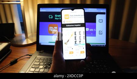 Auf einem Laptop wurde die Website des Online-Marktplatzes Temu abgerufen. Osdorf Hamburg *** die Website des Online-Marktplatzes Temu wurde über einen Laptop Osdorf Hamburg aufgerufen Stockfoto