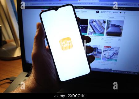 Auf einem Laptop wurde die Website des Online-Marktplatzes Temu abgerufen. Osdorf Hamburg *** die Website des Online-Marktplatzes Temu wurde über einen Laptop Osdorf Hamburg aufgerufen Stockfoto