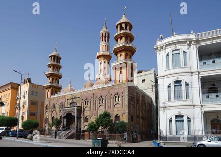 Scheich-Hashem-Moschee am Nilufer in Esna, Ägypten neben dem Jugendstilhaus Amin Beik Hagagi. Stockfoto