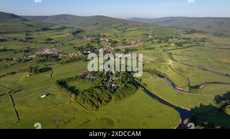 Dieser beeindruckende Blick aus der Vogelperspektive zeigt Hawes mit einem Fluss, der sich durch den Fluss schlängelt und die natürliche Harmonie in den Yorkshire Dales, Großbritannien, mit einem Hintergrund von einfängt Stockfoto