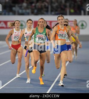 Femke Bol aus den Niederlanden und Sharlene Mawdsley aus Irland traten im Staffelfinale der Frauen im 4x400 m Staffel bei der Leichtathletik-Europameisterschaft Sta an Stockfoto