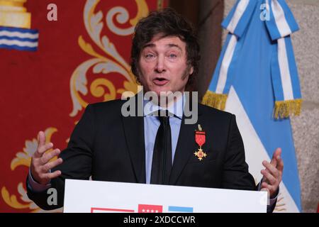 Isabel Diaz Ayuso empfängt den argentinischen Präsidenten Javier Milei, um ihm die Ehrenauszeichnung der Internationalen Medaille des cm AT zu verleihen Stockfoto