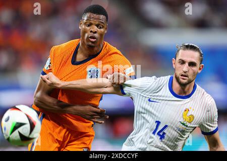 Leipzig, Deutschland. Juni 2024. Denzel Dumfries aus den Niederlanden kämpft mit Adrien Rabiot während des Gruppenspiels der UEFA EURO 2024 zwischen den Niederlanden und Frankreich im Fußballstadion Leipzig am 21. Juni 2024 in Leipzig um den Ball. Foto: Sanjin Strukic/PIXSELL Credit: Pixsell/Alamy Live News Stockfoto