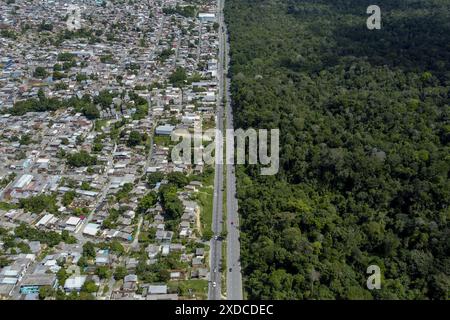 Manaus, Brasilien. Juni 2024. AM - MANAUS - 06/21/2024 - MANAUS, AMAZONAS, CIDADE DE DEUS UND RESERVA ADOLPHO DUCKE - Archiv, Foto vom 06/11/2024 zeigt auf einer Seite Häuser, die Teil des Stadtteils Cidade de Deus sind, im Gegensatz zum Reservat Florestal Adolpho Ducke, gelegen im Norden der Stadt Manaus. Das Naturschutzgebiet umfasst rund 100 Quadratkilometer Amazonas-Regenwald, der 1963 zu Ehren des Entomologen und Botanikers Adolpho Ducke gegründet wurde. Foto: Suamy Beydoun/AGIF Credit: AGIF/Alamy Live News Stockfoto