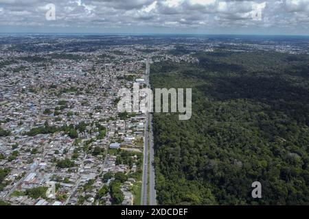 Manaus, Brasilien. Juni 2024. AM - MANAUS - 06/21/2024 - MANAUS, AMAZONAS, CIDADE DE DEUS UND RESERVA ADOLPHO DUCKE - Archiv, Foto vom 06/11/2024 zeigt auf einer Seite Häuser, die Teil des Stadtteils Cidade de Deus sind, im Gegensatz zum Reservat Florestal Adolpho Ducke, gelegen im Norden der Stadt Manaus. Das Naturschutzgebiet umfasst rund 100 Quadratkilometer Amazonas-Regenwald, der 1963 zu Ehren des Entomologen und Botanikers Adolpho Ducke gegründet wurde. Foto: Suamy Beydoun/AGIF Credit: AGIF/Alamy Live News Stockfoto