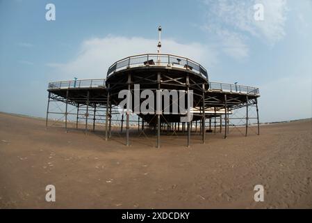 Southport Pier - Blick vom Strand mit Flut - Merseyside, Großbritannien Stockfoto