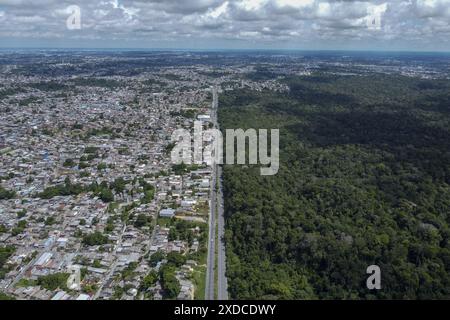 Manaus, Brasilien. Juni 2024. AM - MANAUS - 06/21/2024 - MANAUS, AMAZONAS, CIDADE DE DEUS UND RESERVA ADOLPHO DUCKE - Archiv, Foto vom 06/11/2024 zeigt auf einer Seite Häuser, die Teil des Stadtteils Cidade de Deus sind, im Gegensatz zum Reservat Florestal Adolpho Ducke, gelegen im Norden der Stadt Manaus. Das Naturschutzgebiet umfasst rund 100 Quadratkilometer Amazonas-Regenwald, der 1963 zu Ehren des Entomologen und Botanikers Adolpho Ducke gegründet wurde. Foto: Suamy Beydoun/AGIF (Foto: Suamy Beydoun/AGIF/SIPA USA) Credit: SIPA USA/Alamy Live News Stockfoto